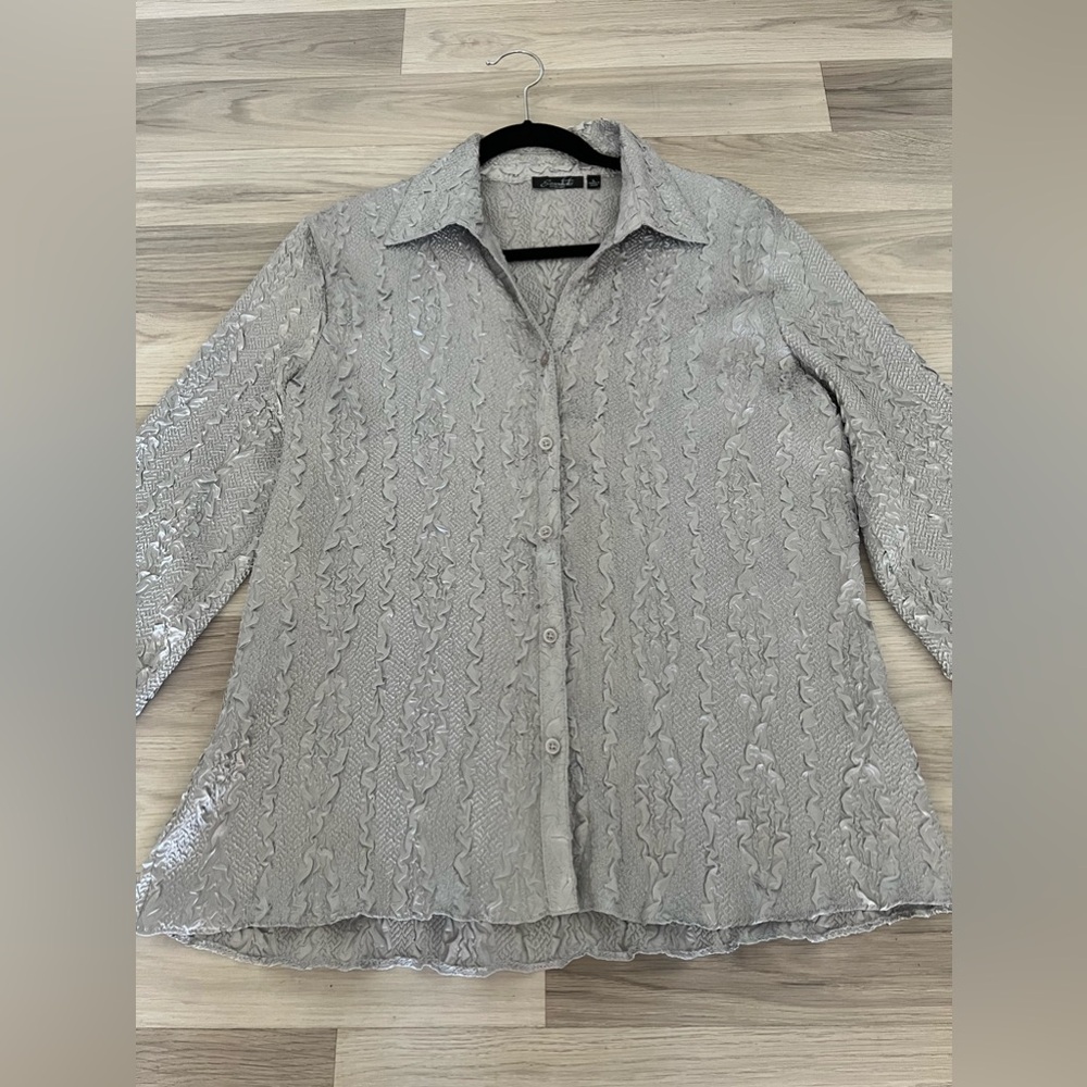 Essentials by milano Long Sleeve Blouse Woman’s Size  L light Gray